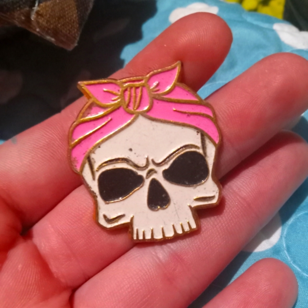 Skulll pin